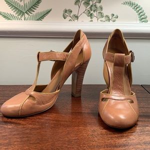 Tan Nine West size 6.5 T-Strap Pump